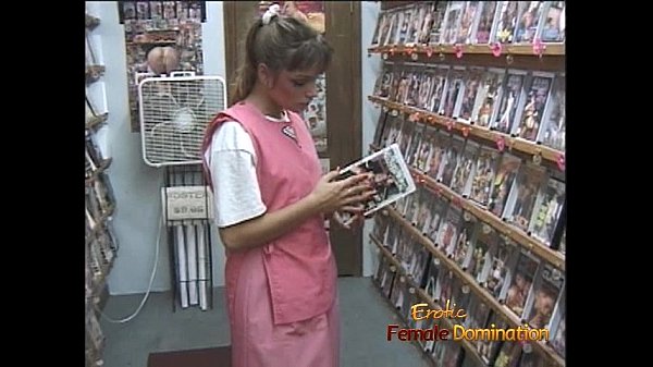 Slender sweetie Kimberly blows dicks and has her vulva finger-tickled