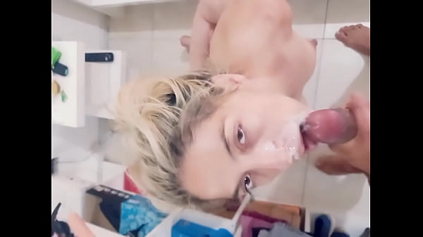 FACIAL ZARPADO! ANGELES ARIANA / ME ACABO EN LA CARA, ME ENCREMO CON SU MANO Y ME HIZO CHUPAR SUS DEDOS LLENOS DE LECHE.VIDEO COMPLETO EN RED.