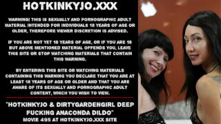 Hotkinkyjo & Dirtygardengirl deep fucking anaconda dildo